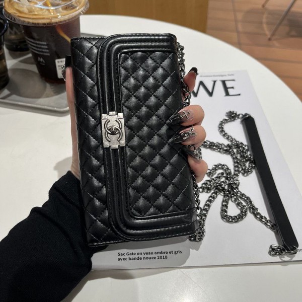 Chanel シャネルハイブランド アイフォン16 15 14+ 13 pro max レディースメンズ激安おしゃれiphone 16 15 2023 14 13 12 xr xs 8/7 plusケース 手帳型バッグ型iphone 16/14 pro/15 pro max xs/8/7 plusカバー ストラップ付 カード入れセレブ愛用全機種対応ハイブランドケース パロディ